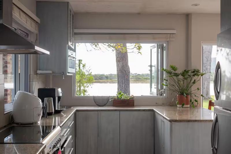 To Let 4 Bedroom Property for Rent in Keurbooms River Western Cape